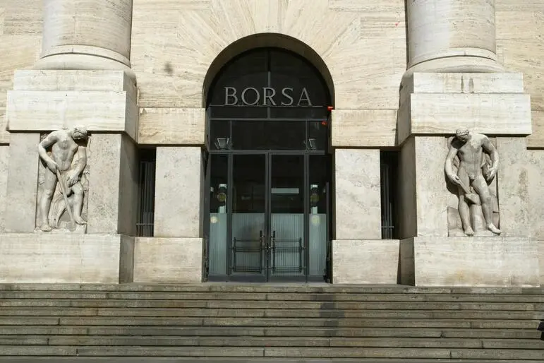 Il palazzo della Borsa di Milano (foto Ansa)