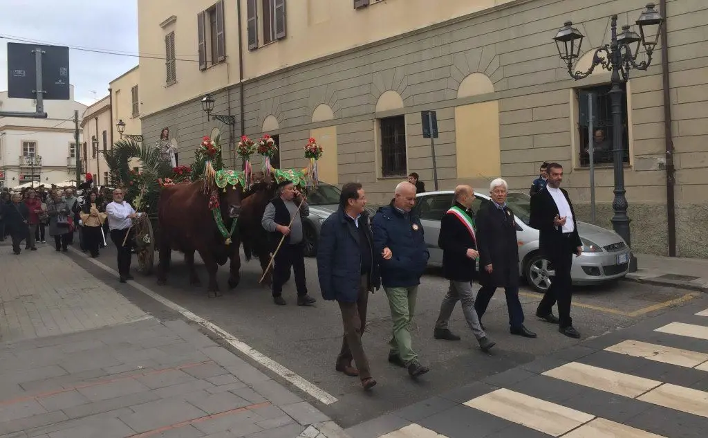 La processione attraversa la via Vittorio Emanuele (foto Elia Sanna)