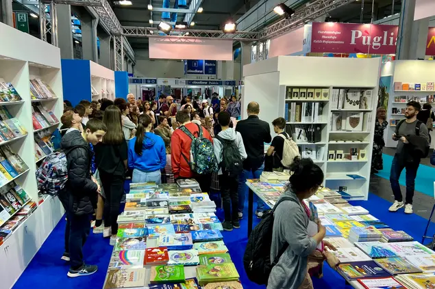 Gli studenti in visita allo stand dell'Aes (foto concessa)