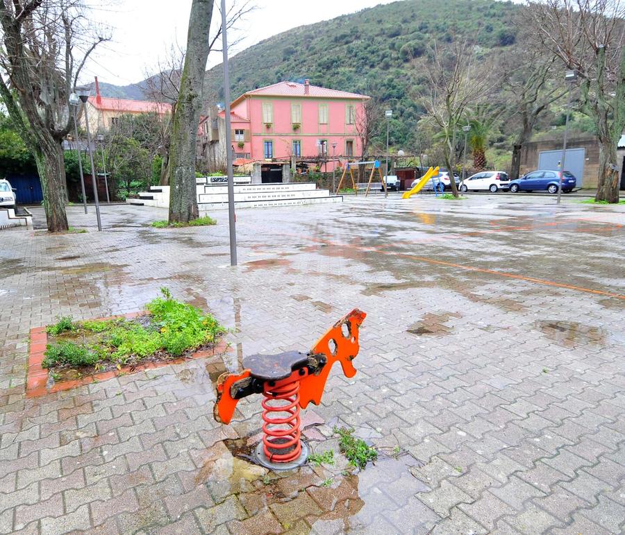 Mamenga, smantellati i giochi del parco