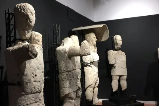 I Giganti esposti al museo di Cabras (foto L'Unione Sarda)