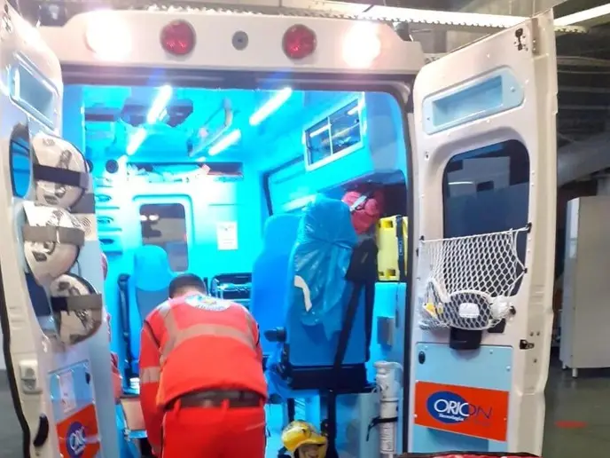 Un'ambulanza, immagine simbolo (Ansa)
