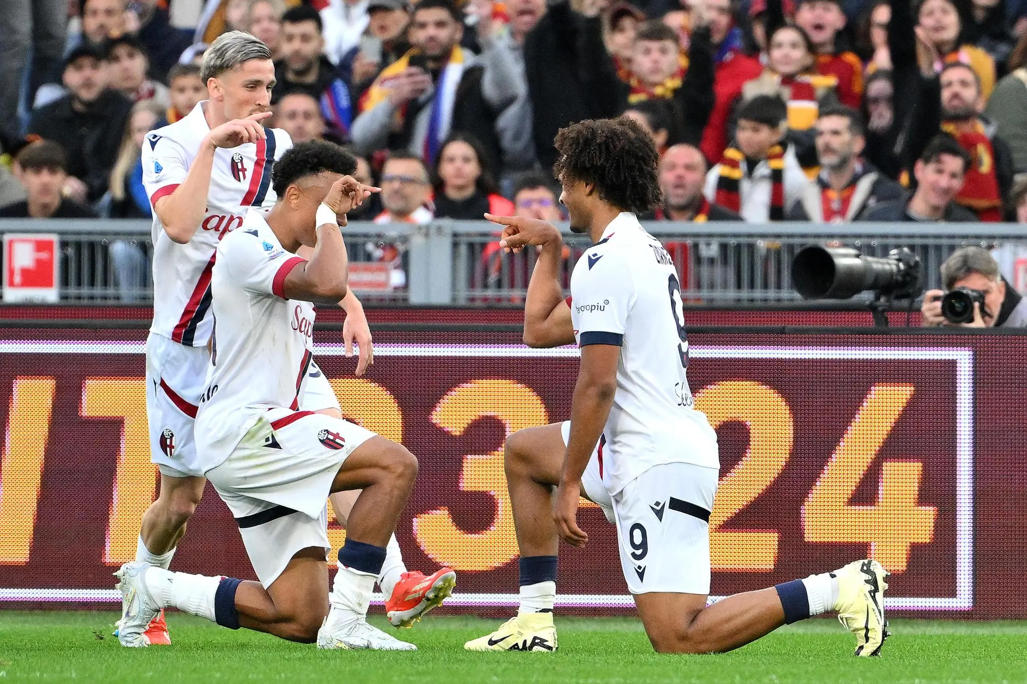 Bologna's Joshua Zirkzee (R) celebrates with his teammates after scoring the 0-2 goal during the Italian Serie A soccer match between AS Roma and Bologna FC 1909 at the Olimpico stadium in Rome, Italy, 22 April 2024. ANSA/ETTORE FERRARI