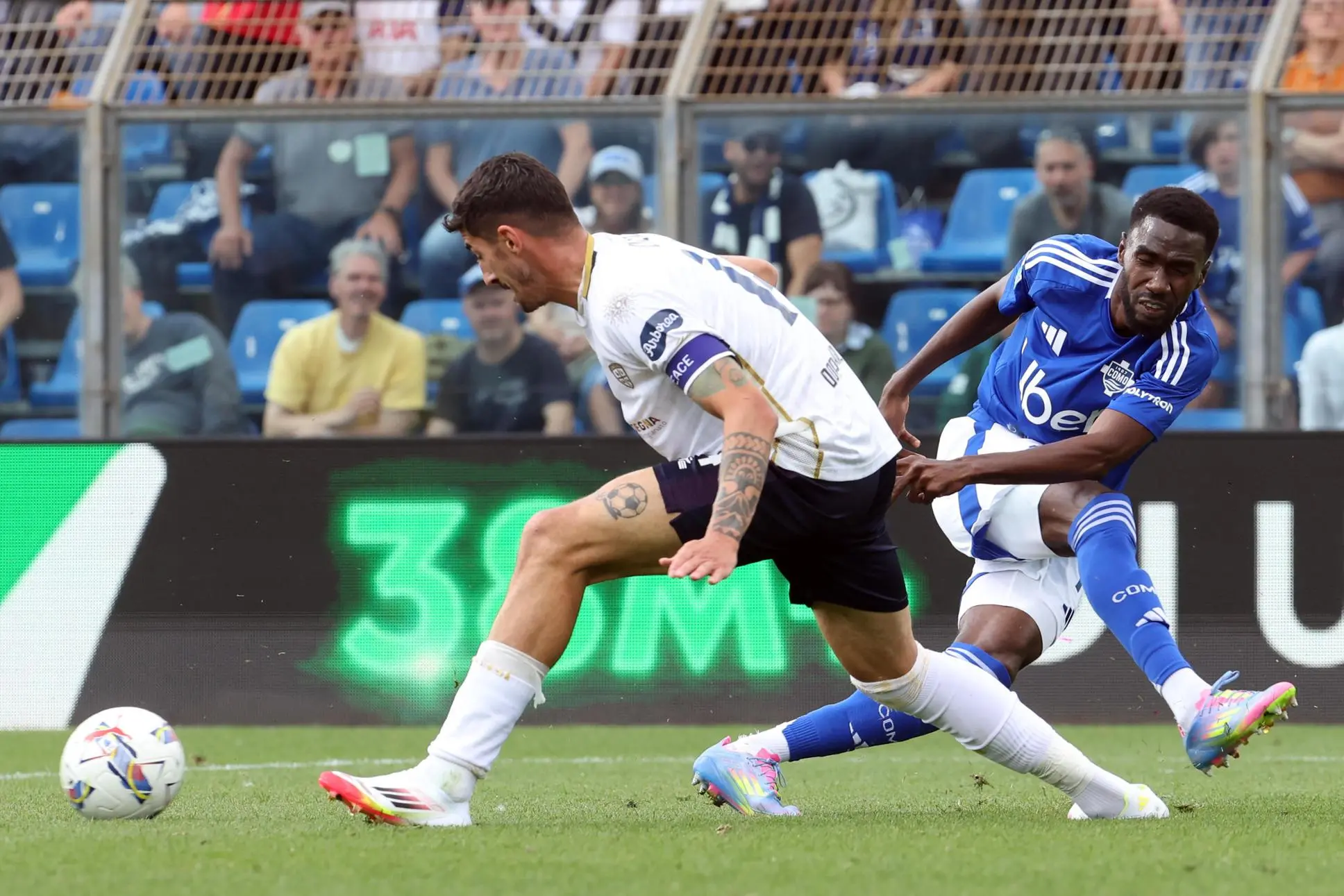 Alieu Fadera (a destra) contro Alessandro Deiola in Como-Cagliari del maggio 2025: il gambiano ora è un nuovo acquisto rossoblù (foto Ansa)