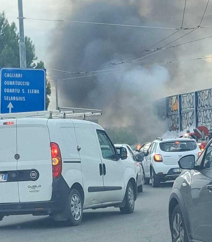 Un’auto in fiamme, traffico paralizzato