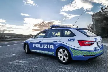 Una pattuglia della polizia stradale (Foto simbolo)