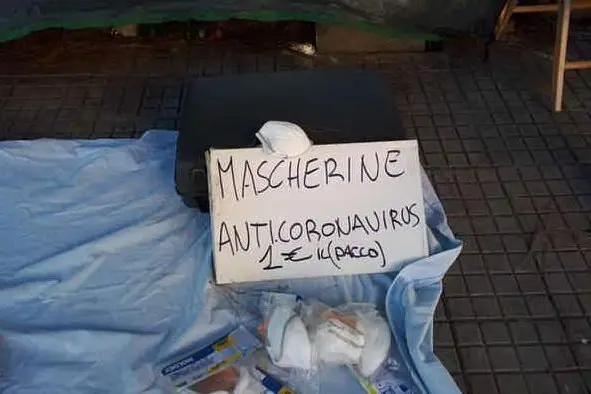 Il cartello esposto sulla bancarella (Ansa)