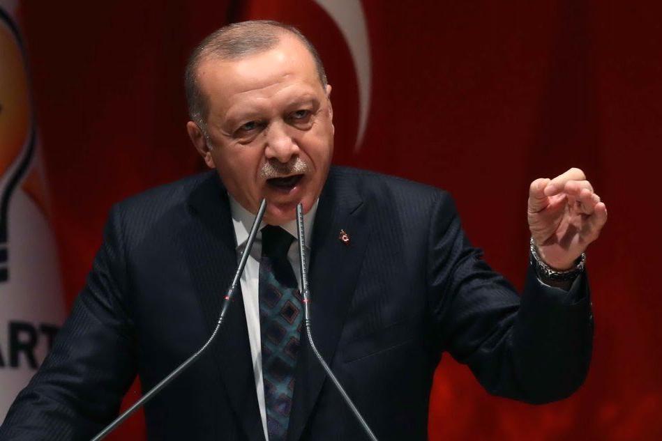 Erdogan contro l'Ue: &quot;Parlate di invasione in Siria? E noi vi spediamo milioni di rifugiati&quot;