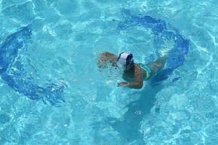 Bimbo di sette anni muore annegato in piscina sotto gli occhi dei genitori