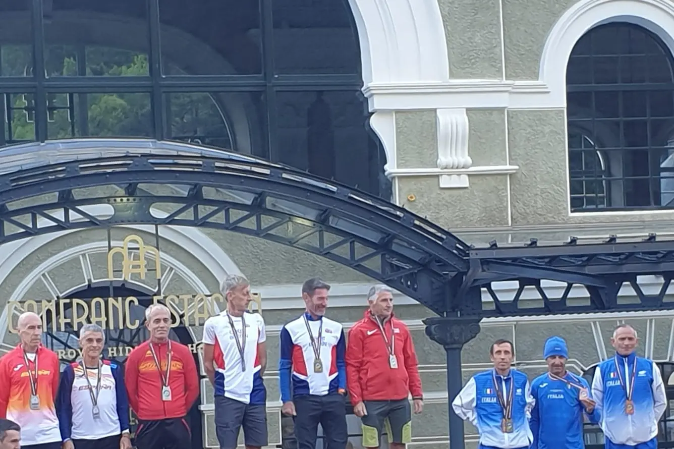 La premiazione di Muscas (sul terzo gradino in mezzo con la cuffia azzurra)