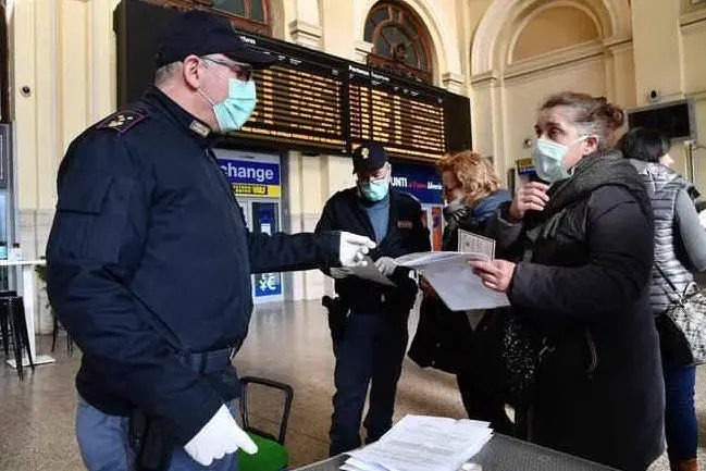 Controlli alla stazione di Genova (Ansa)