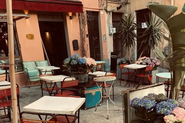 I tavolini del locale "Scalini" (foto Instagram)