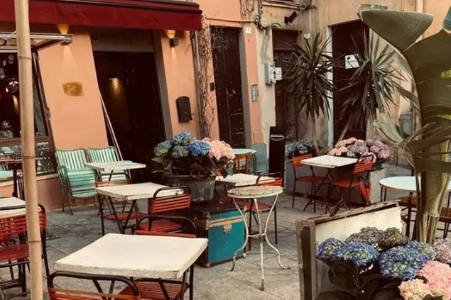I tavolini del locale &quot;Scalini&quot; (foto Instagram)