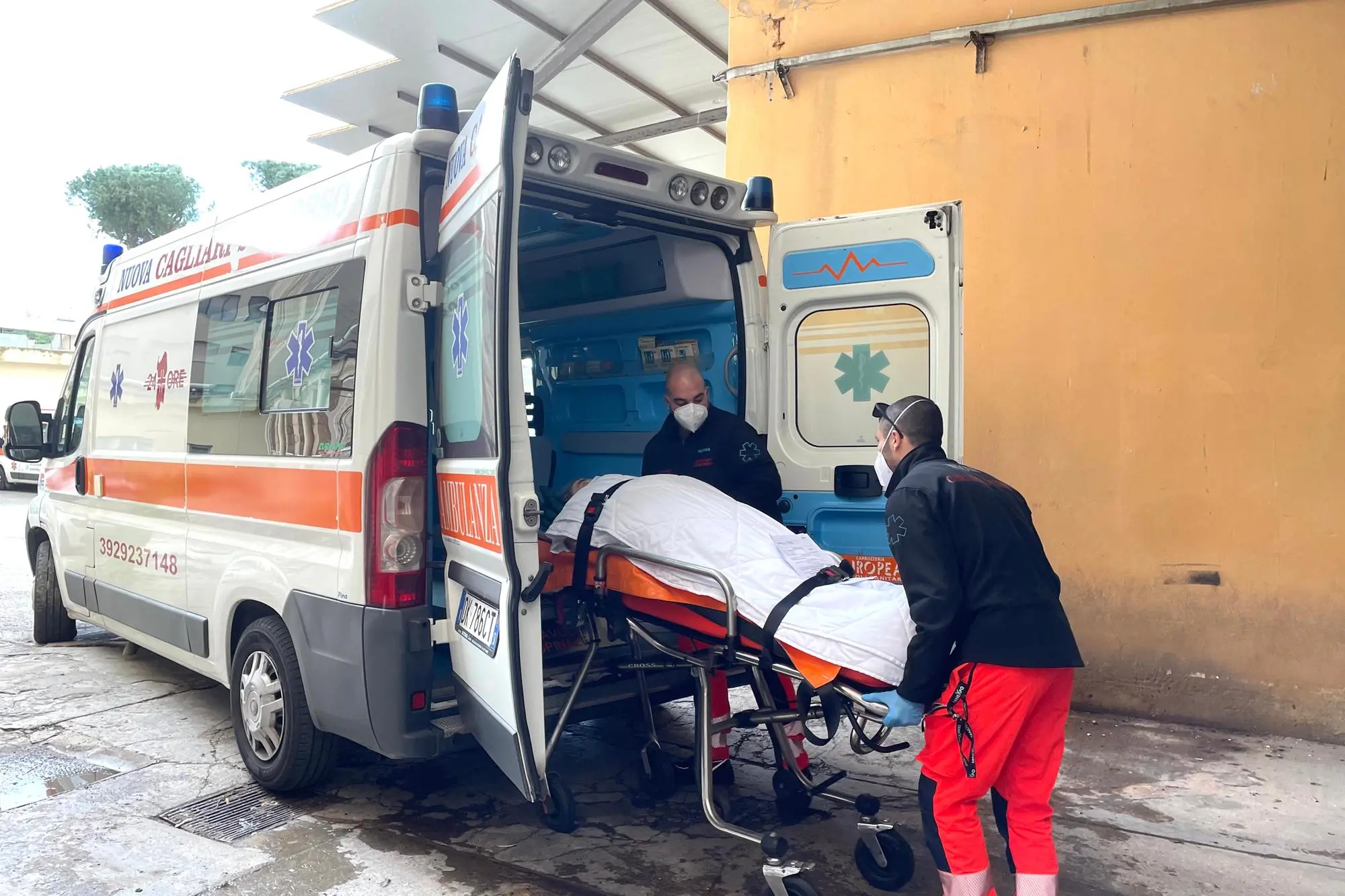 Il trasferimento della paziente (foto L'Unione Sarda - Murru)