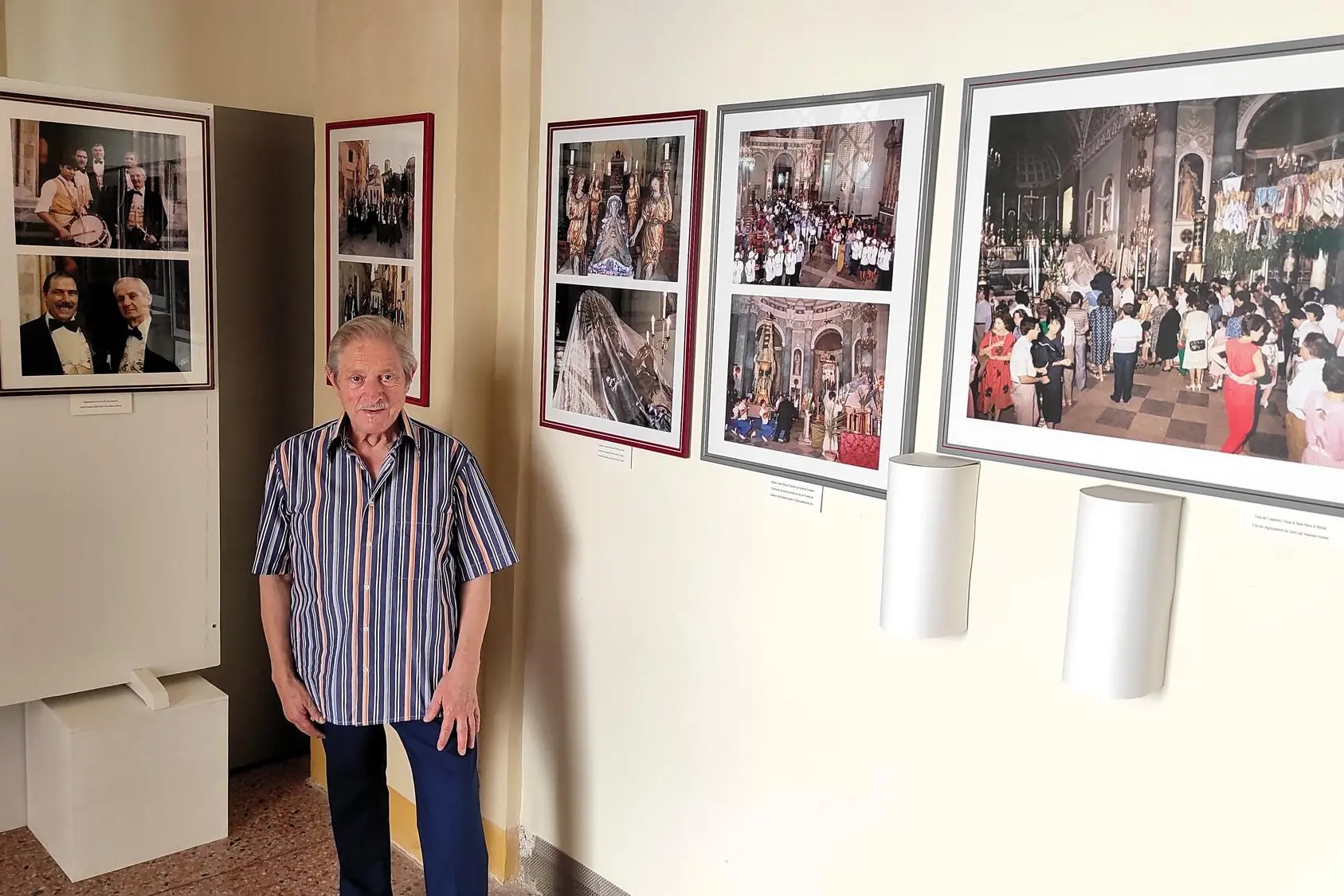 Carlo Antero Sanna durante la mostra sui Gremi e Candelieri (foto G. Marras)