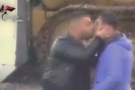 Il bacio fra due degli arrestati, Francesco Di Noto e Vincenzo Taormina, secondo il rituale mafioso