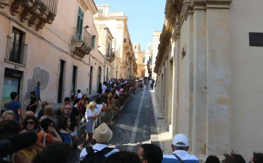 Una strada di Noto già transennata (foto Ansa)