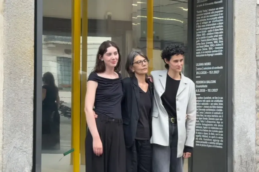 Federica Balconi guastafeste nella vetrina di Platea