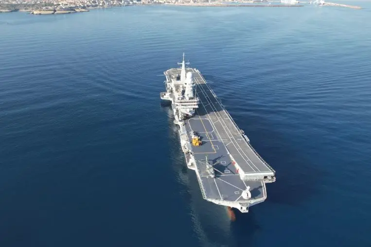 La portaerei Cavour in rada nel Golfo dell'Asinara (foto concessa)