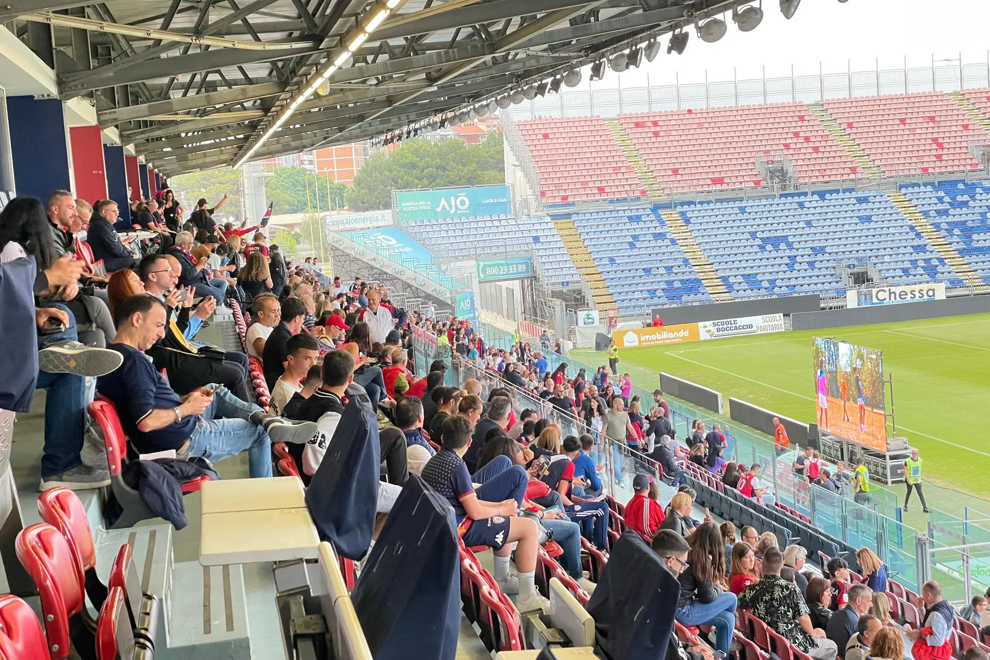 La Main Stand dell’Unipol Domus coi maxischermi per seguire Parma-Cagliari (foto Spignesi)