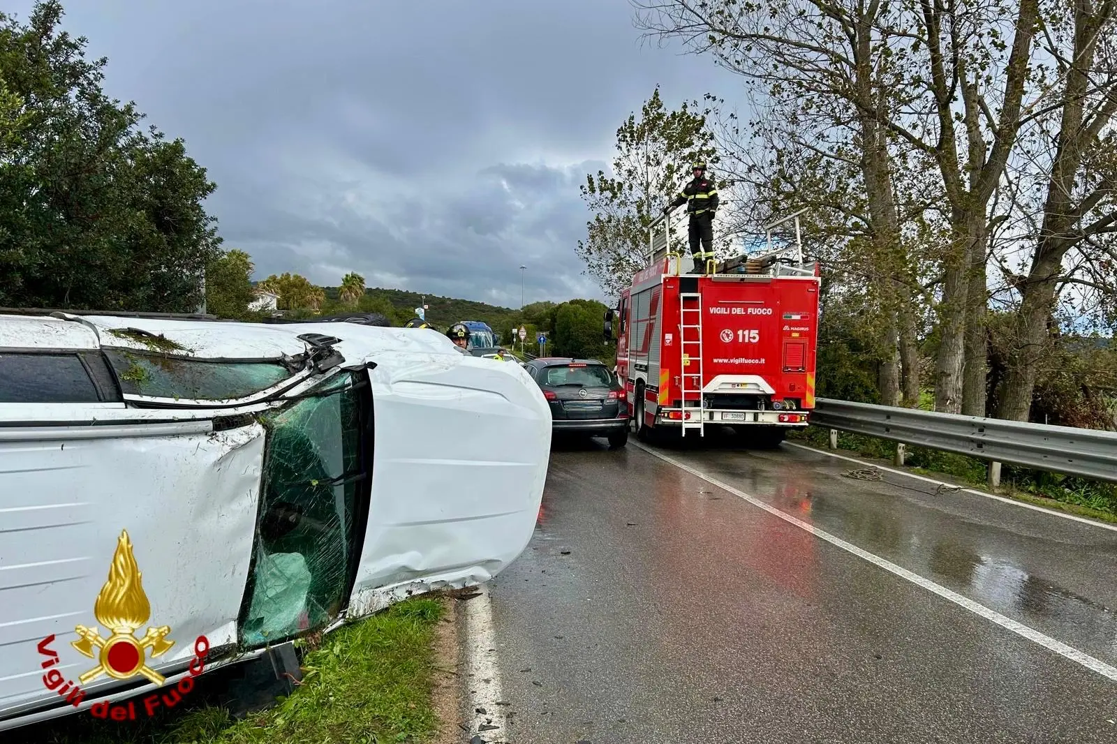 L'incidente sulla 125 (foto vigili del fuoco)