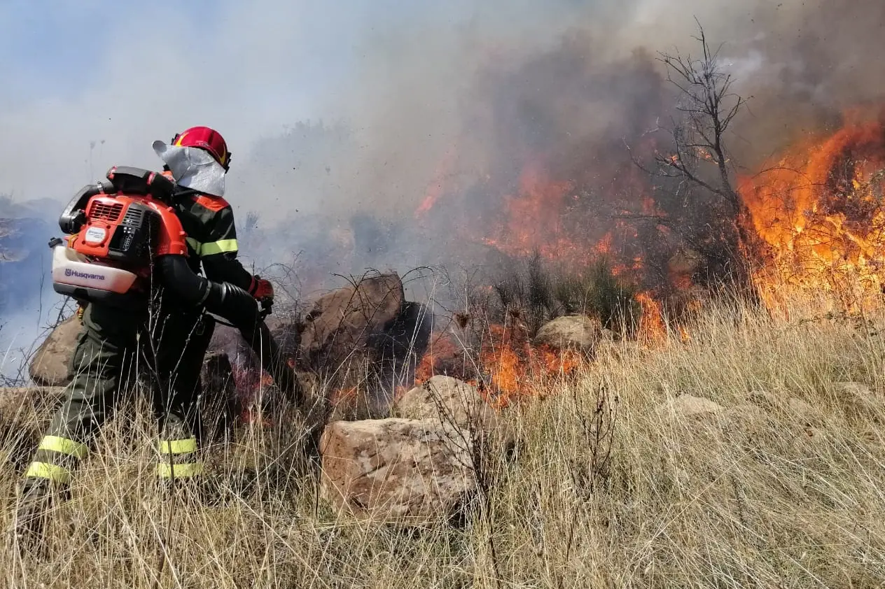 Un intervento contro un incendio in Sardegna