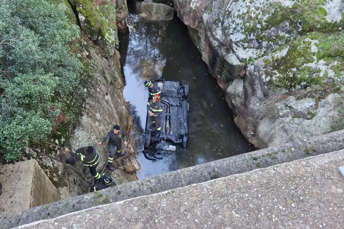 L'auto precipitata nel burrone (Foto: Secci)