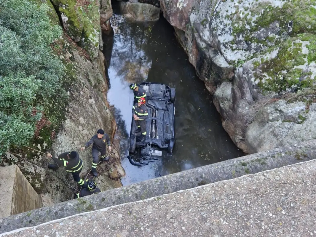 L'auto precipitata nel burrone (Foto: Secci)