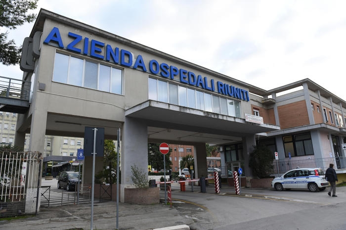 Una veduta esterna dell'Azienda Ospedaliera Universitaria "Ospedali Riuniti" di Foggia, 13 dicembre 2021. ANSA/FRANCO CAUTILLO