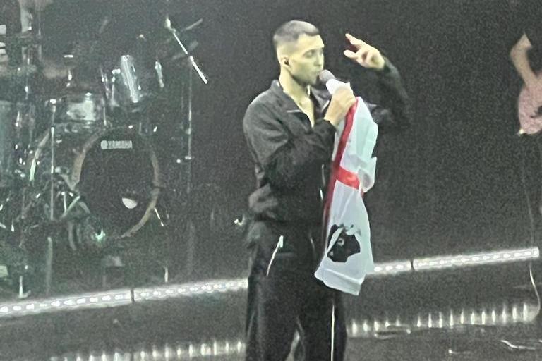 Mahmood in concerto all'Alcatraz a Milano con la bandiera dei Quattro Mori (foto L'Unione Sarda)