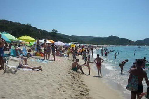 Costa Rei, spiagge affollate: lunghe code per il rientro a casa