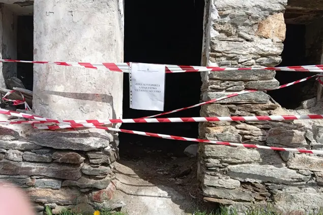 La chiesetta diroccata sotto sequestro (Ansa)