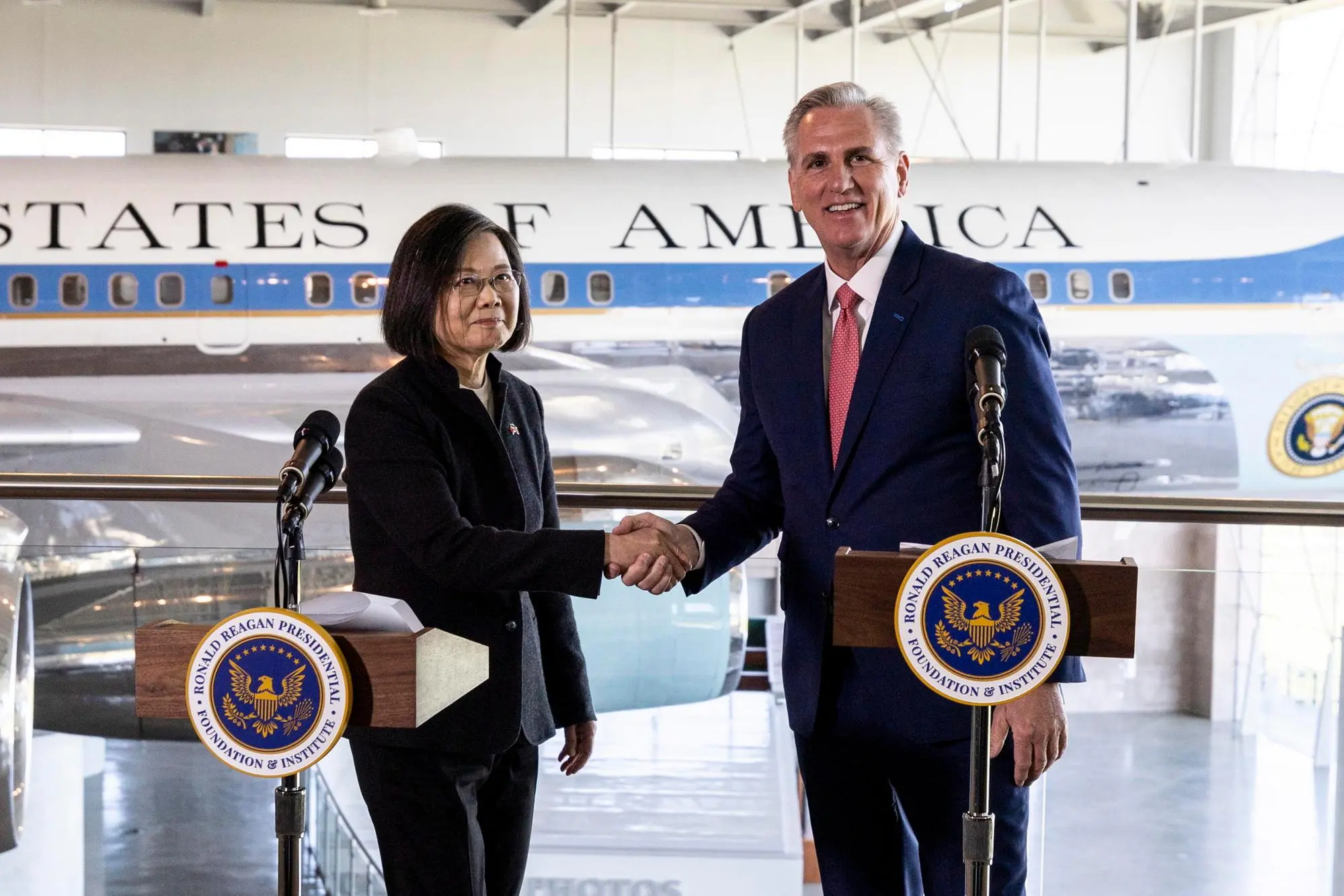 epa10560567 U.S. House speaker Kevin McCarthy (R) and Taiwanese President Tsai Ing-wen shake hands after holding a press conference following a bilateral meeting at the Ronald Reagan Presidential Library in Simi Valley, California, USA, 05 April 2023. This meeting takes place amid rising tension between the United States and China, as well as between China and Taiwan. EPA/ETIENNE LAURENT