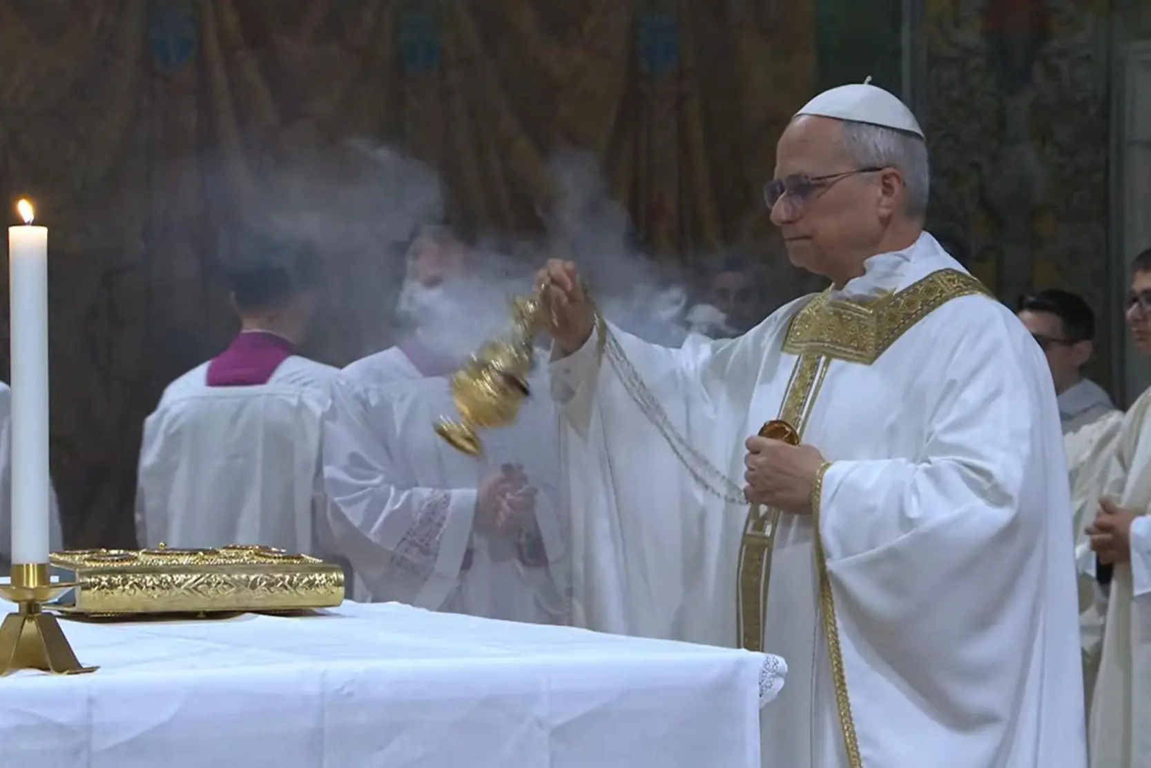 Papa Leone XIV durante la sua prima messa nella Cappella Sistina (foto Ansa/Vatican Media)