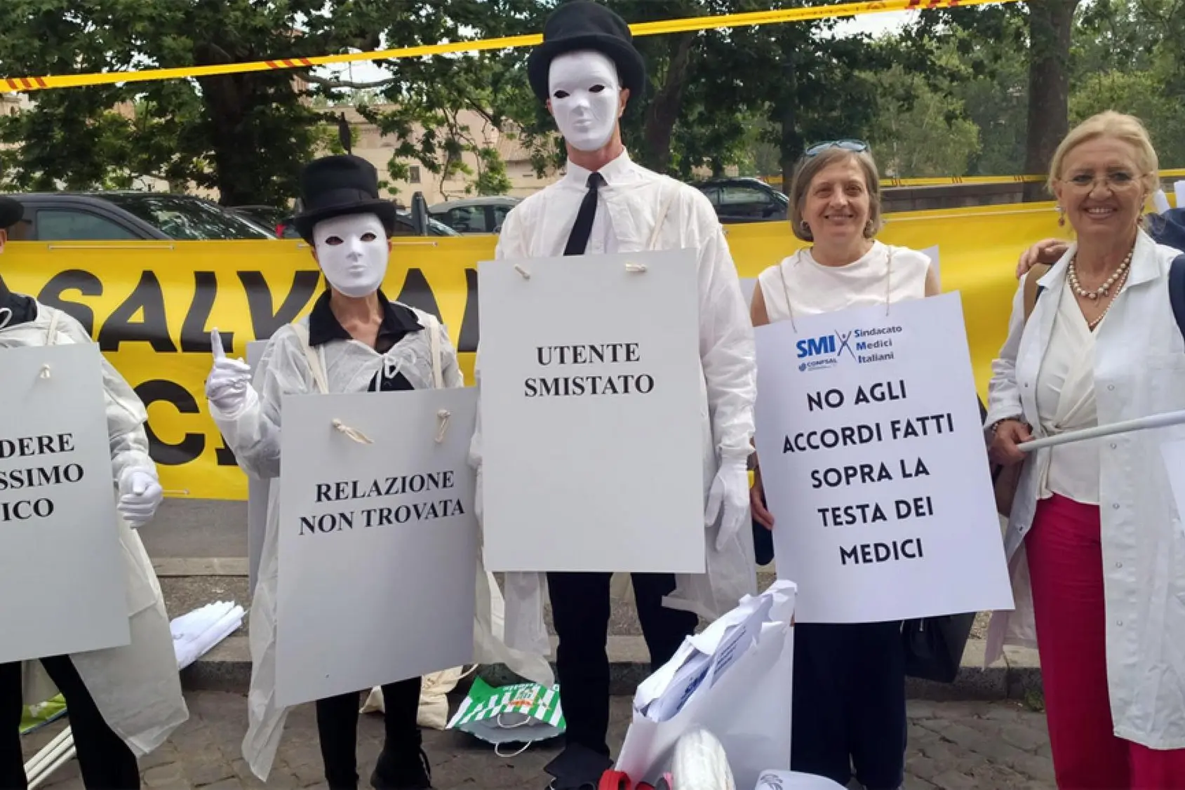 La protesta del Sindacato dei medici di famiglia davanti al ministero della Salute (Ansa)