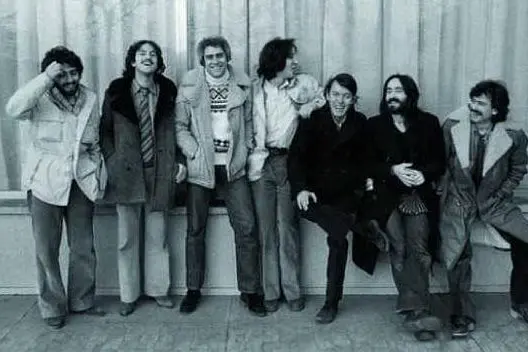 Il cantautore con la celebre band (foto da Google)