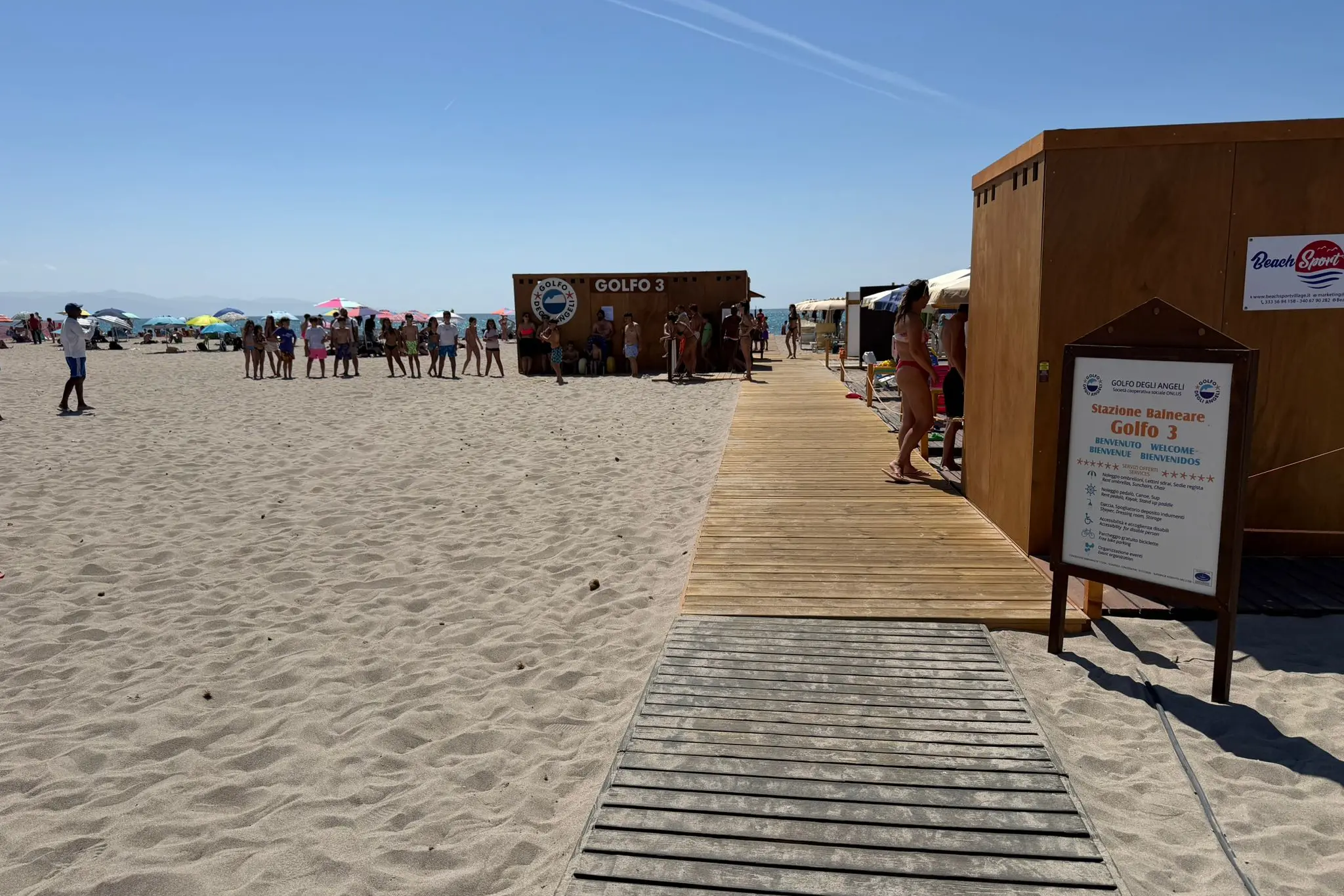 Poetto, caos accessi alla quinta fermata: per la spiaggia libera si passa dagli stabilimenti