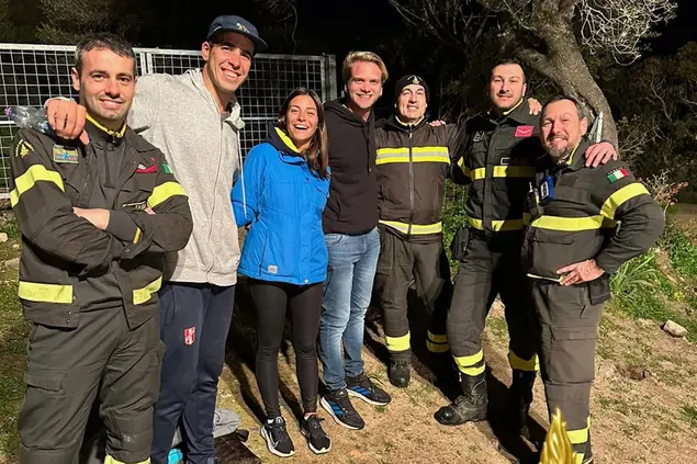 I turisti argentini insieme ai soccorritori (foto vigili del fuoco)