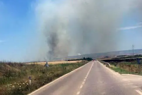 L'incendio nelle campagne tra Furtei e Villamar