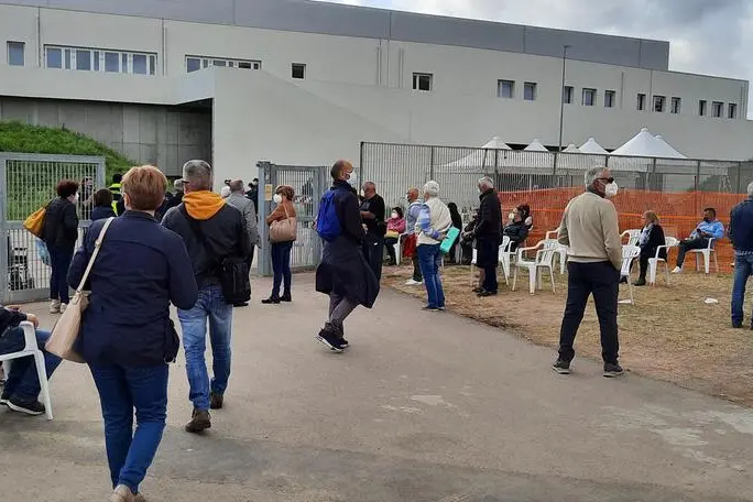 Gli utenti in attesa al centro vaccinazioni di Sa Rodia (foto Sanna)