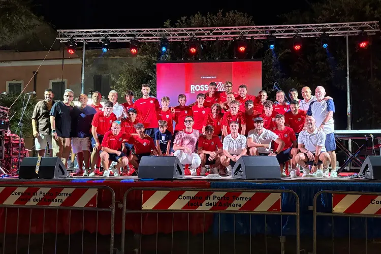 La squadra e il team del Porto Torres calcio (foto concessa)