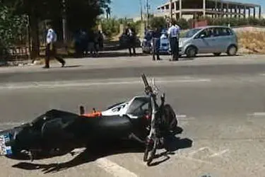 La moto del giovane e l'auto coinvolte nell'incidente