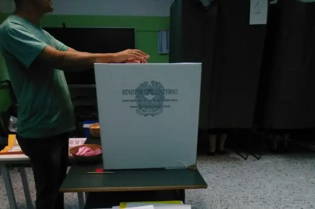 Un seggio elettorale (Ansa)