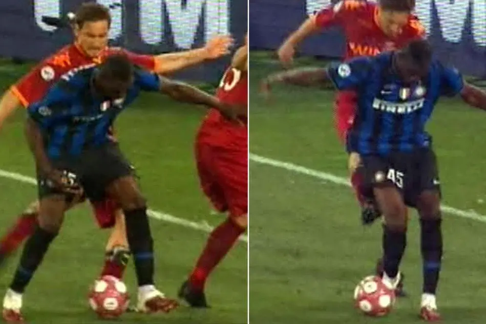 Il calcione di Totti a Balotelli durante la finale di Coppa Italia del 2010 (Ansa)