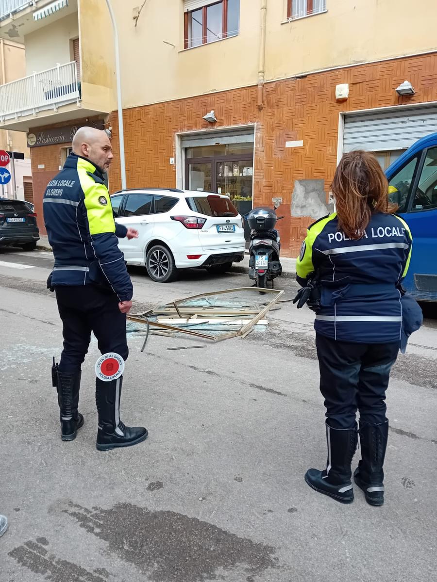 Alghero, vento furioso e disagi: piovono infissi, alberi sradicati