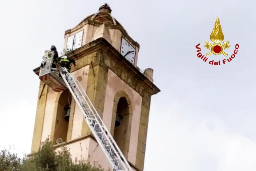 Forte vento a Ussaramanna, rimossa la croce in ferro del campanile di San Quirico Martire