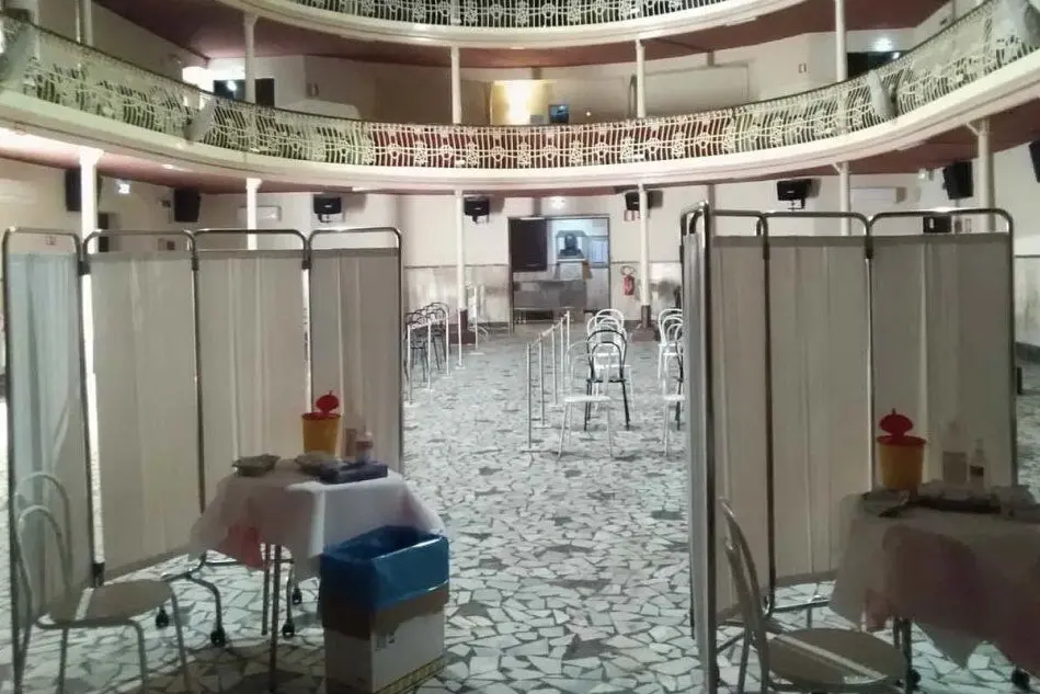 Il teatro Cavallera pronto per le vaccinazioni (foto Pani)