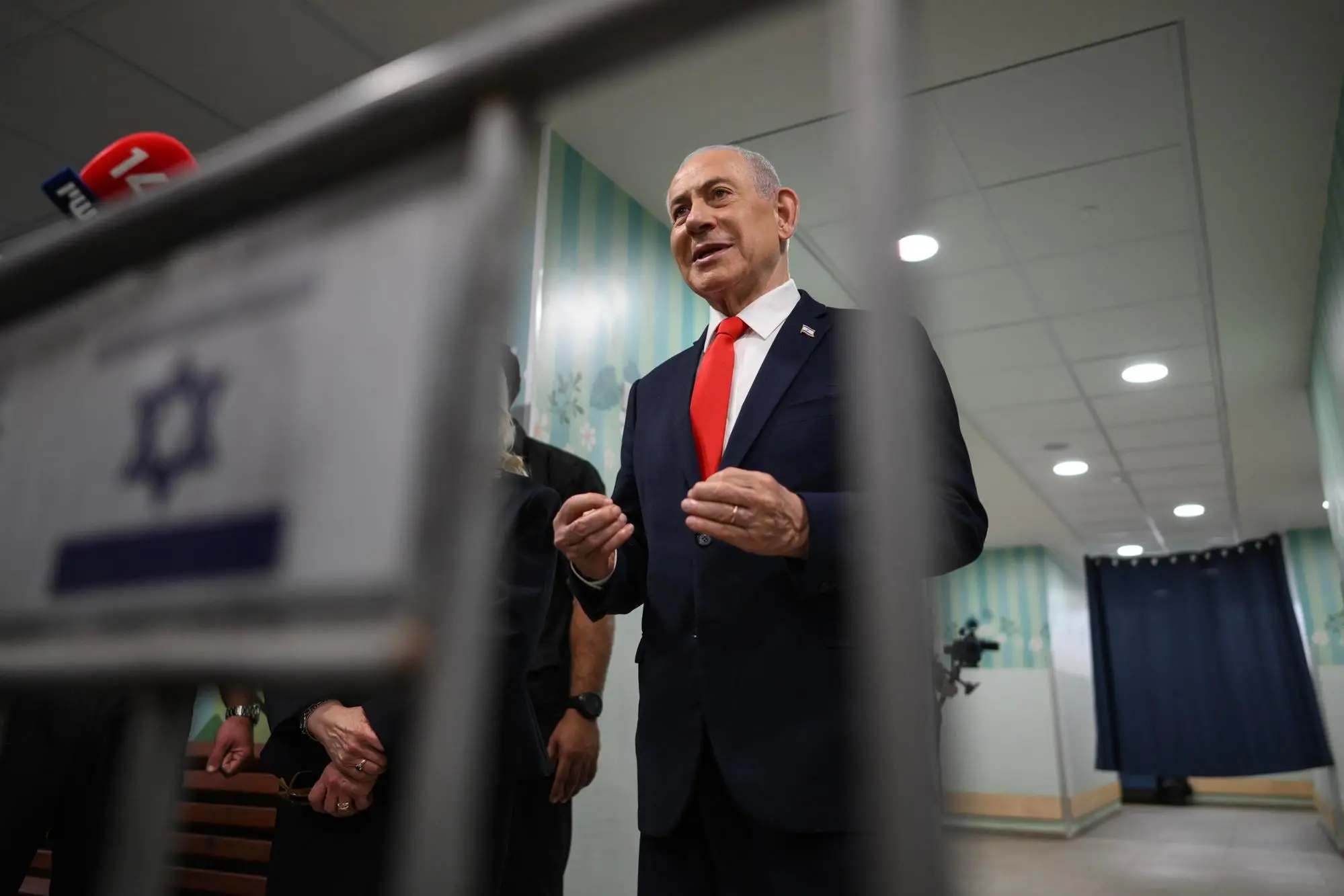 Elezioni in Israele, gli exit poll: Netanyahu avanti con 24 seggi, Eisenkot a 22 epa13334370 Israel's Prime Minister Benjamin Netanyahu speaks to the media after voting in Israel's legislative election at a polling station in Jerusalem, 27 October 2026. Israelis are heading to the polls in the first nationwide elections since the Hamas-led 07 October 2023 attack. EPA/JEWEL SAMAD / POOL