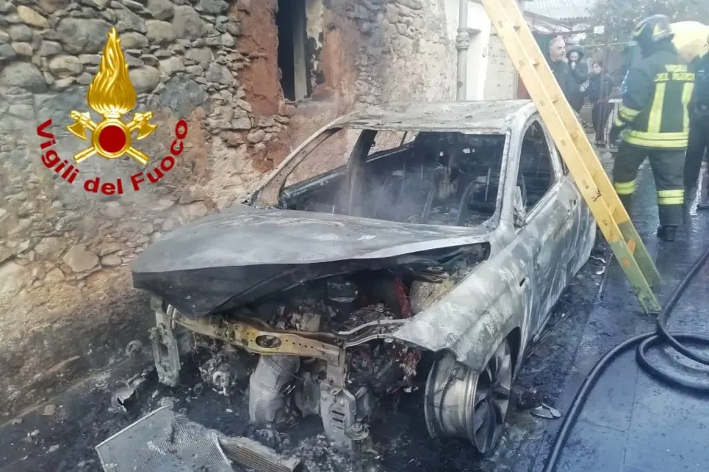 L'auto distrutta (foto vigili del fuoco)