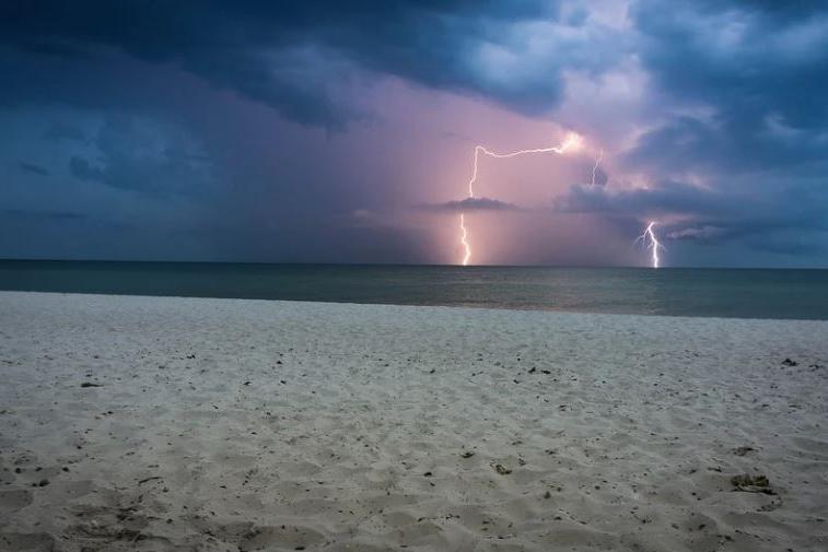 Lightning strikes the beach, an entire family is hit: four injured